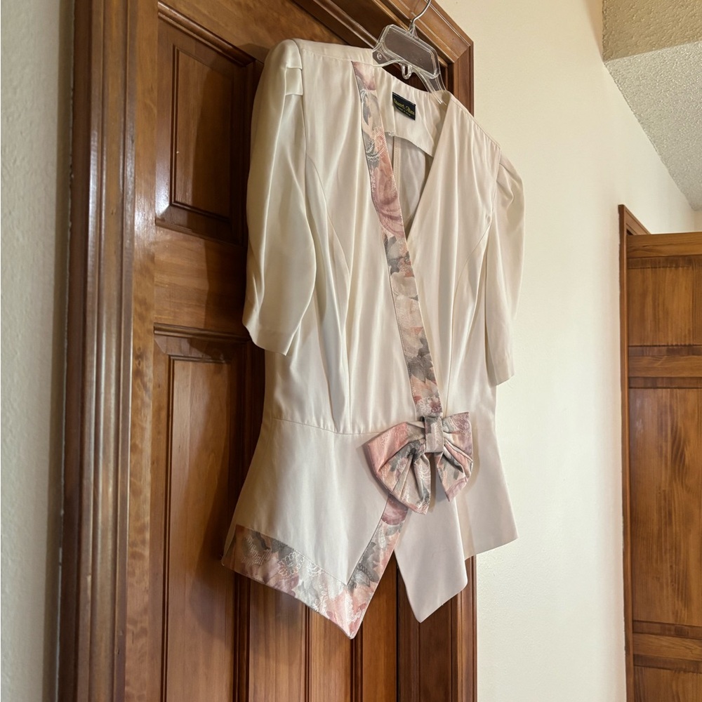 Vintage 90’s shirt with Floral Accents - Picture 11 of 15